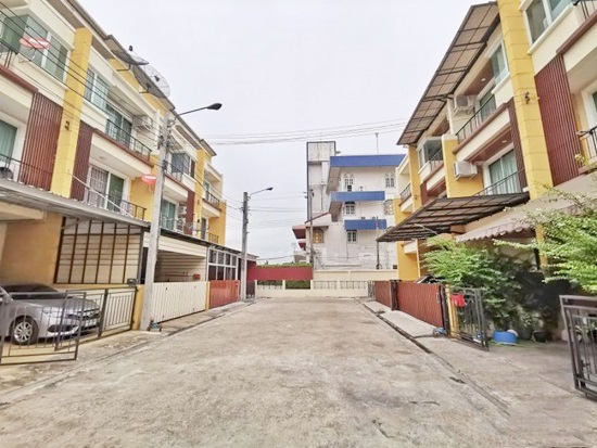 ปรัชญา อินทาวน์ ลาดพร้าว 101 [Pradya in Town Ladphrao 101]