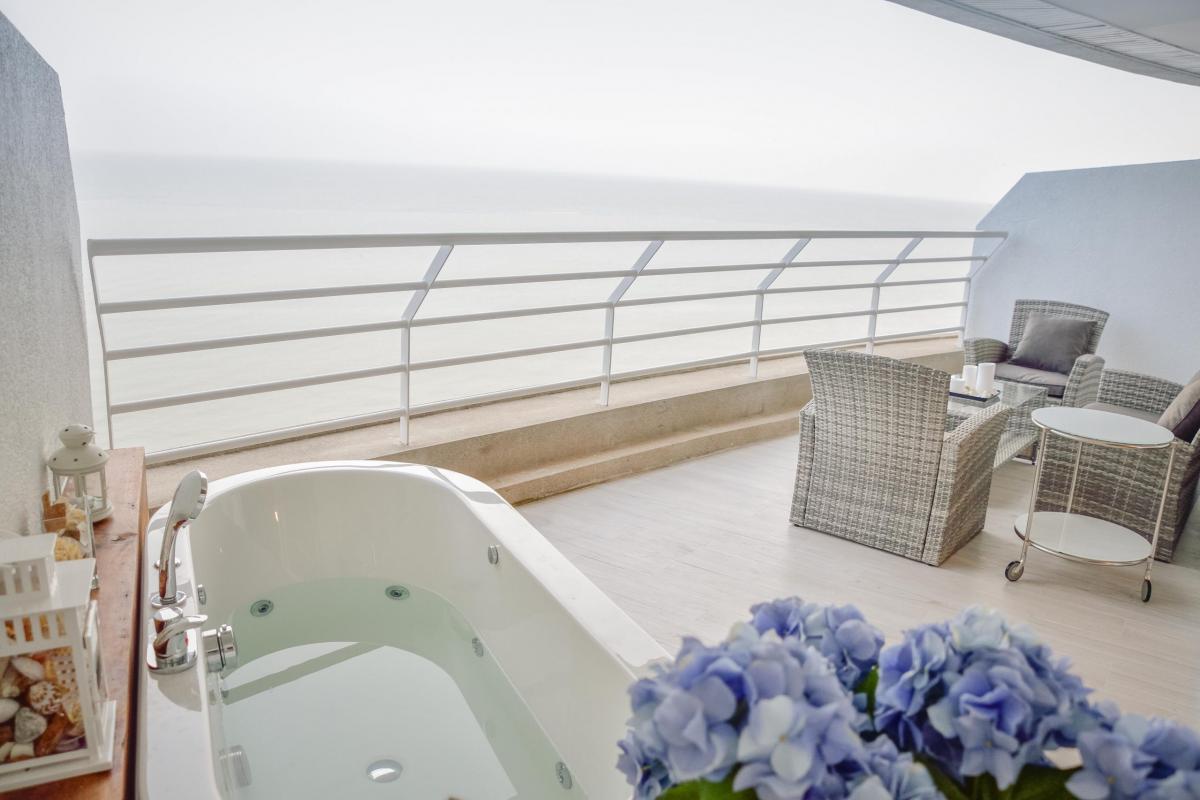 แซนดี้ บีช คอนโด [Sandy Beach Condo]