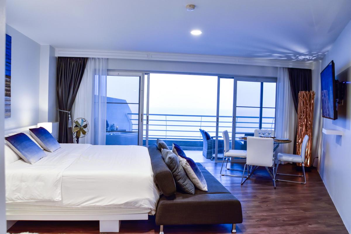 แซนดี้ บีช คอนโด [Sandy Beach Condo]