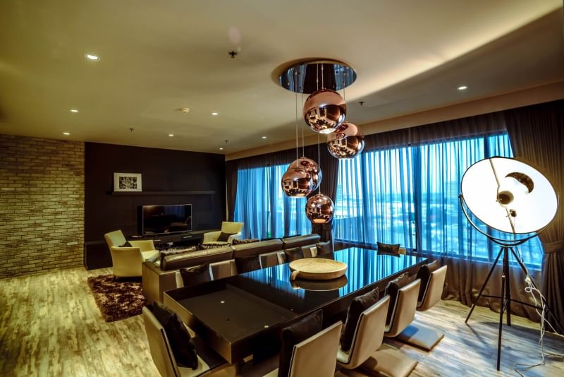 ดิ เอ็มโพริโอ เพลส [The Emporio Place]