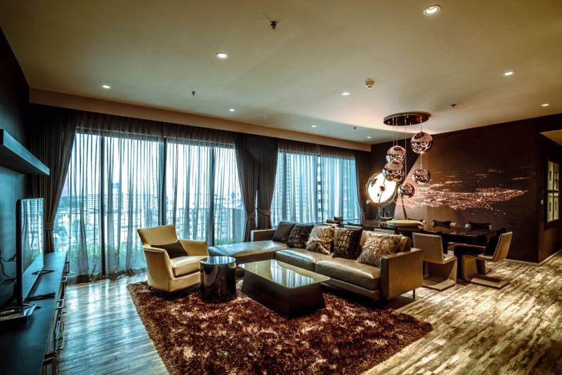 ดิ เอ็มโพริโอ เพลส [The Emporio Place]