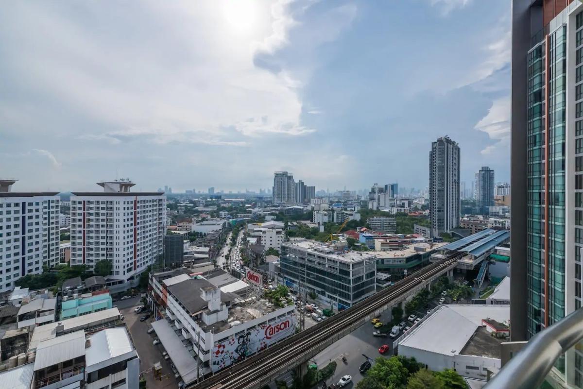 สกาย วอล์ค คอนโดมิเนียม [Sky Walk Condominium]