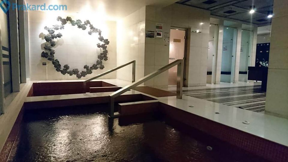 เซอร์เคิล 1 เพชรบุรี 36 [Circle 1 Petchaburi 36]