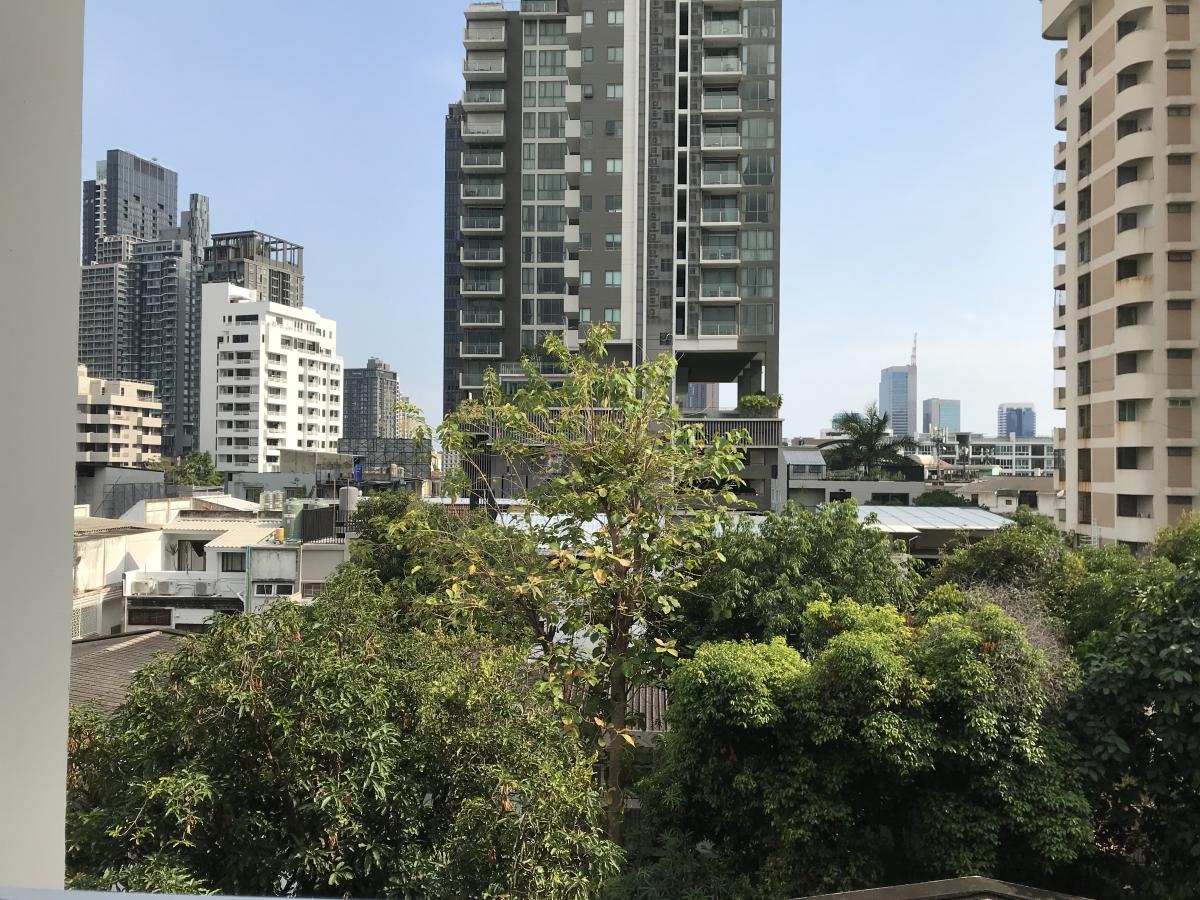 ลิฟ แอท 49 [LIV @49]