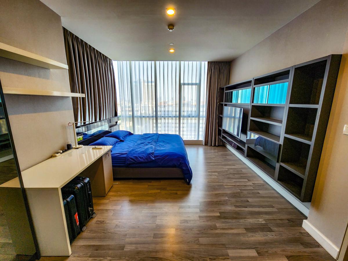 เดอะรูม สาทร [The Room Sathorn]