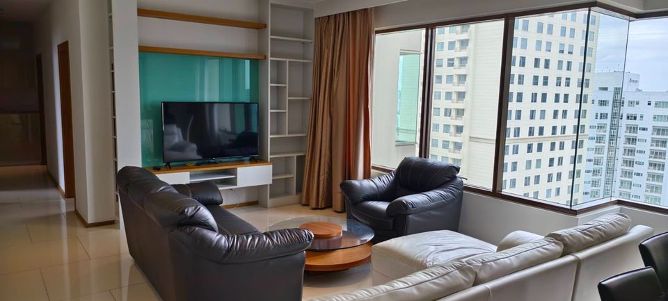 ดิ เอ็มโพริโอ เพลส [The Emporio Place]