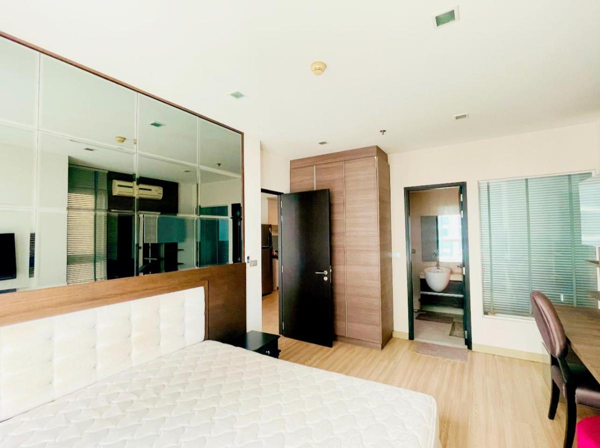 สกาย วอล์ค คอนโดมิเนียม [Sky Walk Condominium]