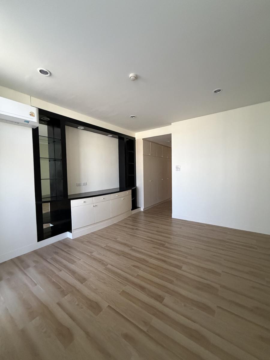 ริเวอร์เฮ้าส์ คอนโดมิเนียม - [River House Condominium]
