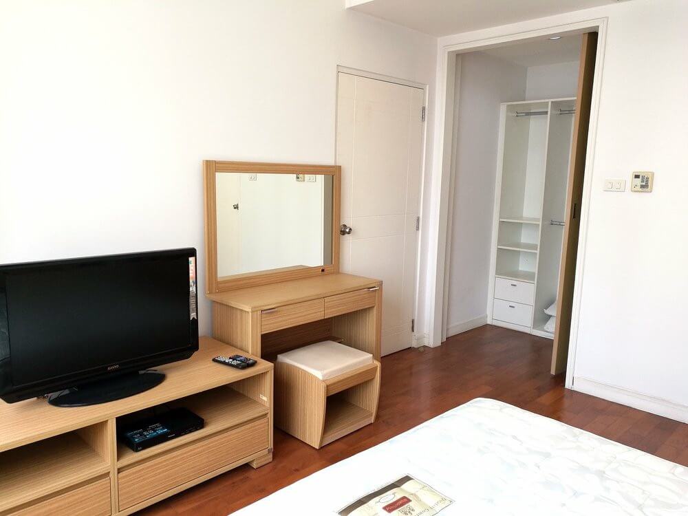 บ้านสิริ ทเวนตี้โฟร์ [Baan Siri Twenty Four]